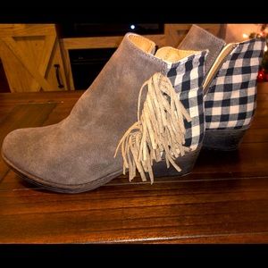🍁NWOT Faux Suede Gray Zip Ankle Booties with Black/White Plaid Fringe Sz 39🍁